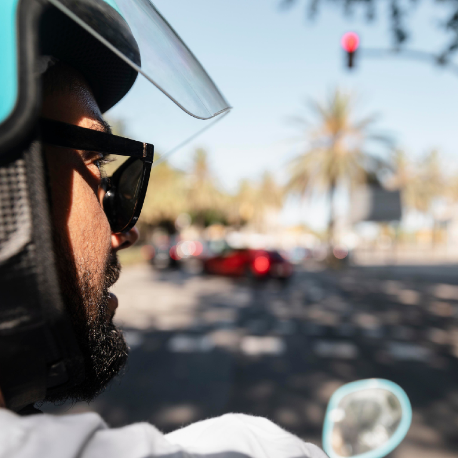 Motociclista em trânsito